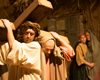 Gesù viene aiutato dal Cireneo